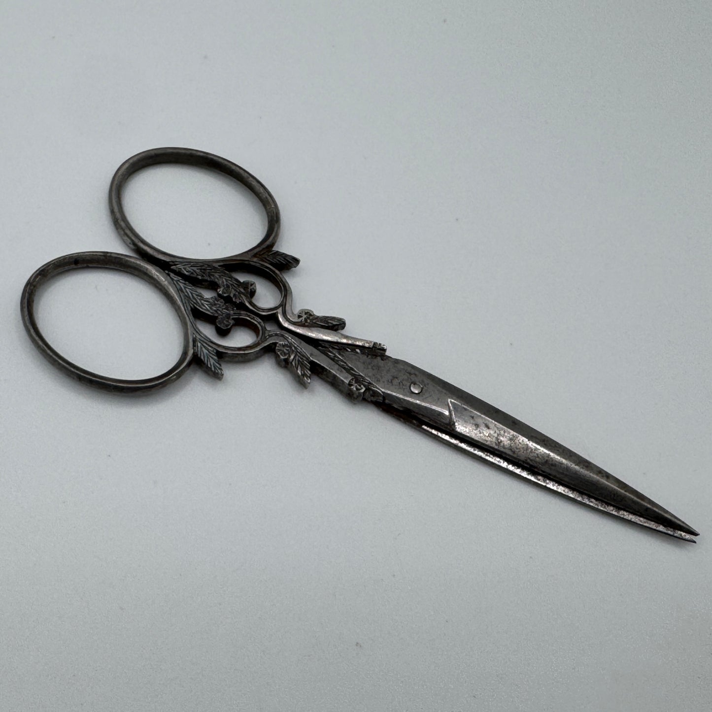 Ciseaux de couture Ancien ciselé - signés Rivière