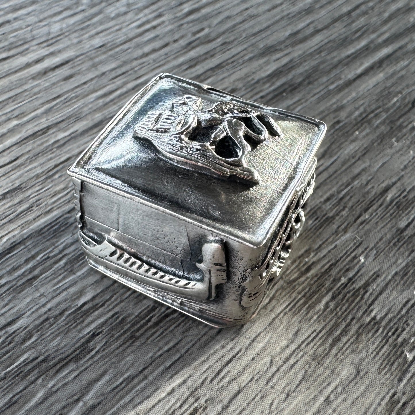 petite boîte pilulier de Venise en argent