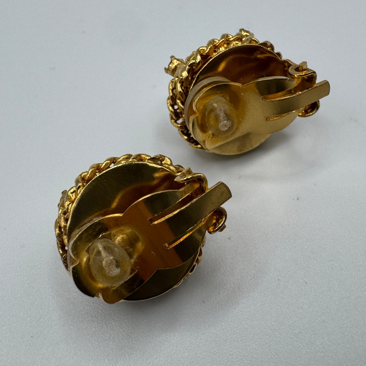 CLIPS D'OREILLES CHANEL vintage - métal doré