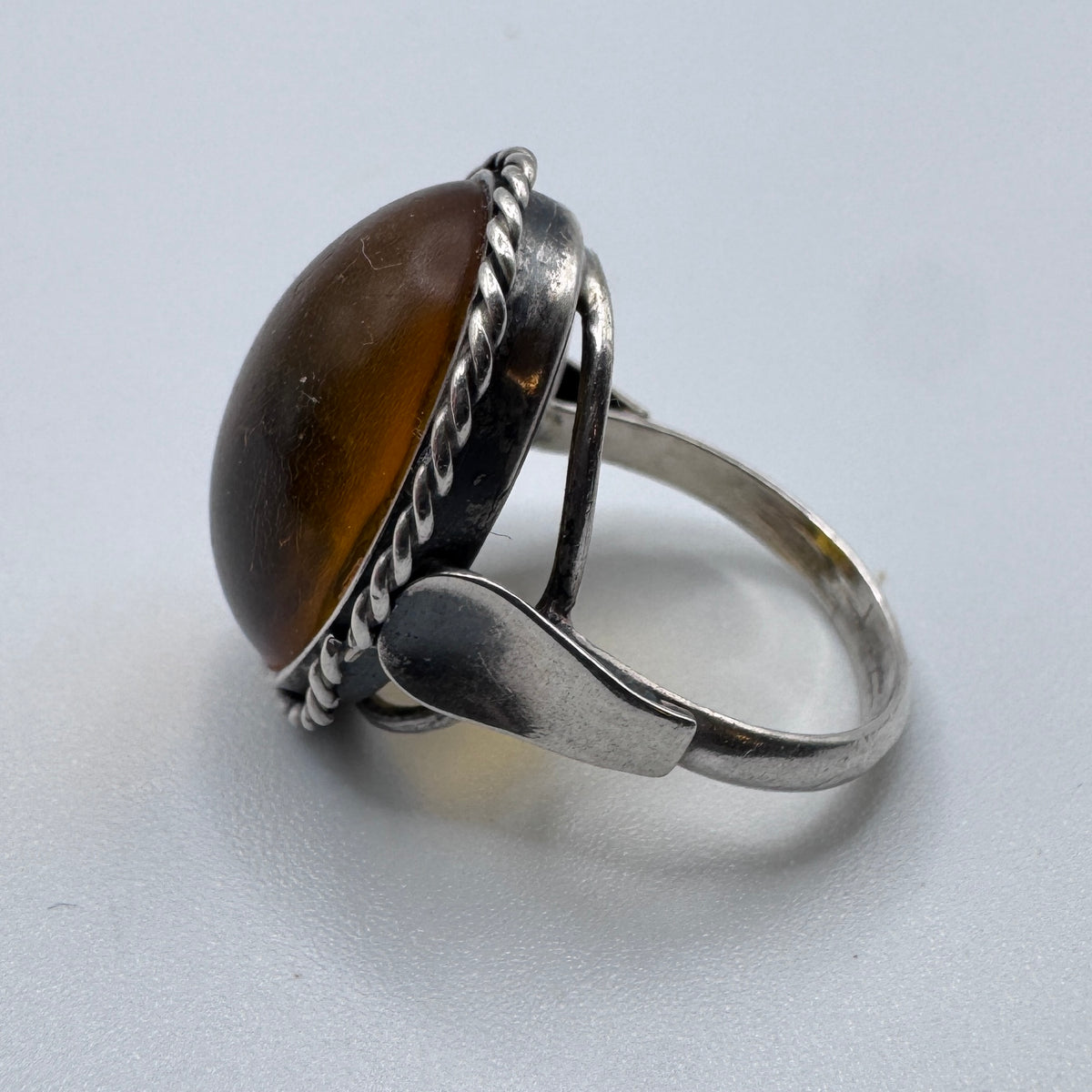 Jolie bague ancienne en argent et ambre