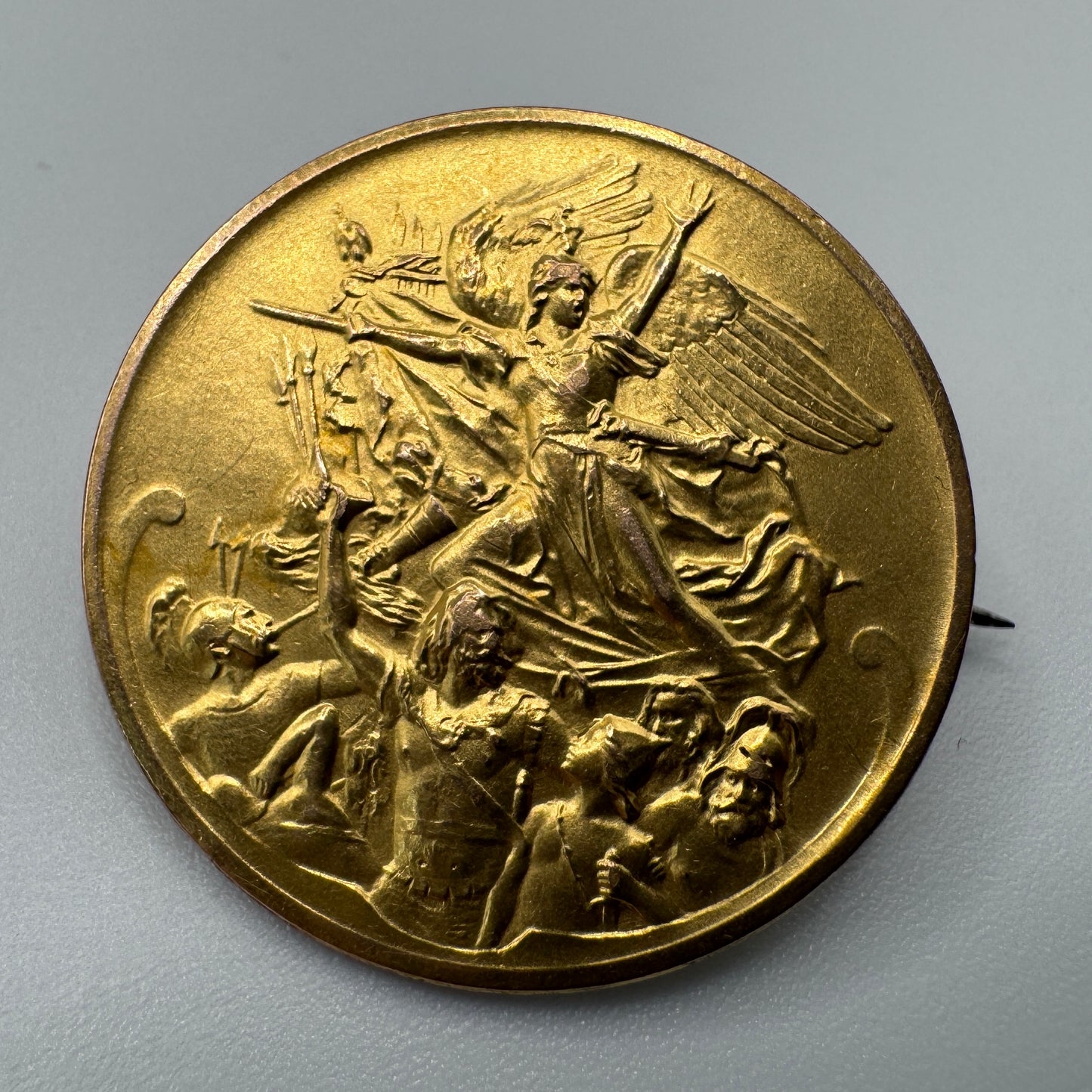 Broche ancienne « La Victoire » en plaqué or - vers 1900