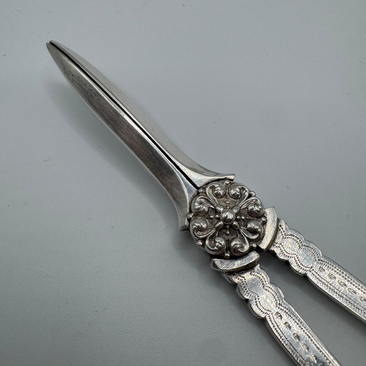 superbe paire de Ciseaux ancienne à raisin finement ciselée
