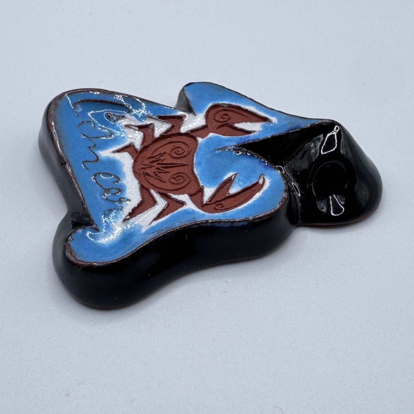 Pendentif astrologique « cancer »émaillé signé de Pauf Urfer - céramiste d'art