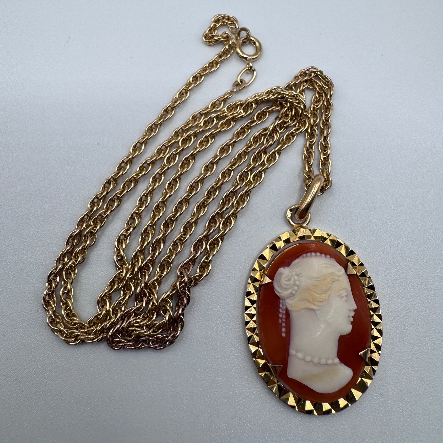 Superbe Pendentif ancien camée en plaqué or avec sa chaîne