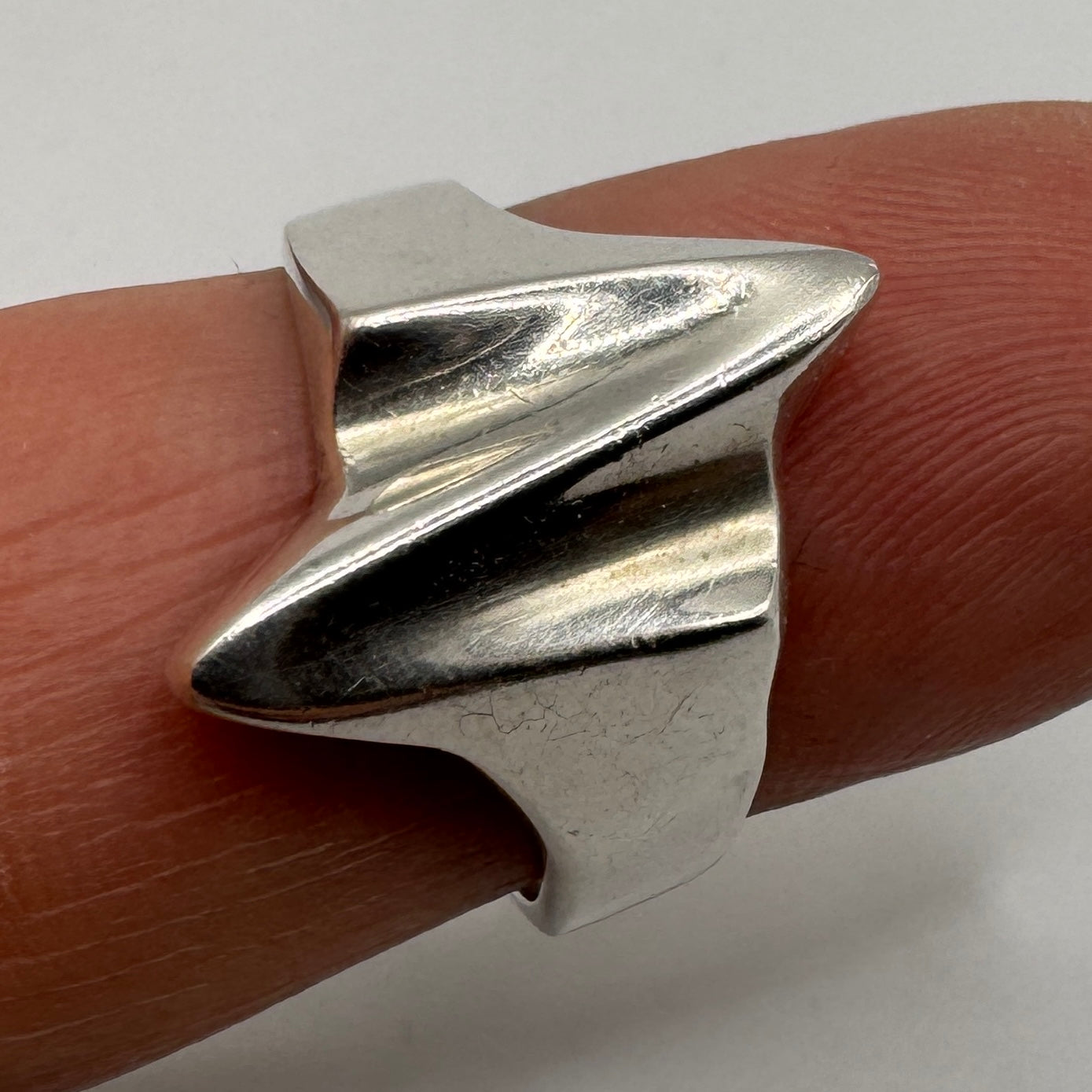 Bague en argent motif moderniste