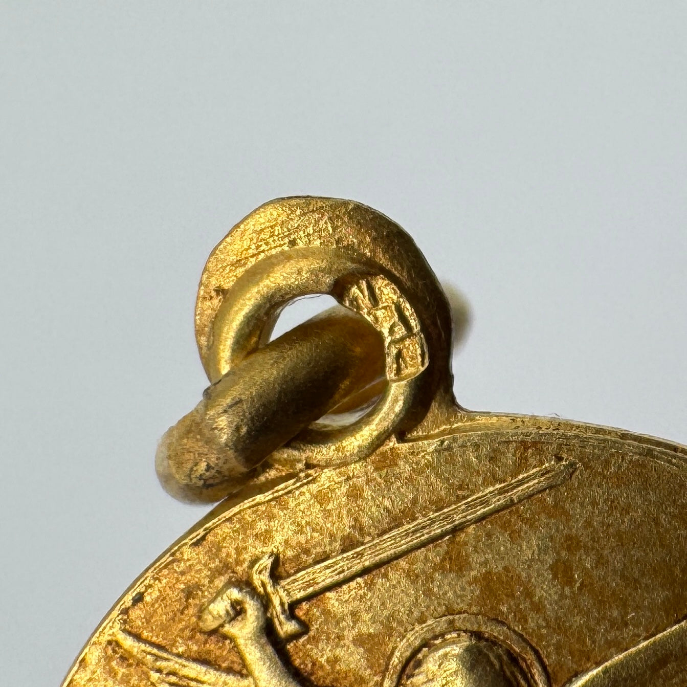 Rare Medaille ancienne plaqué or « Saint- Michel » par Penin