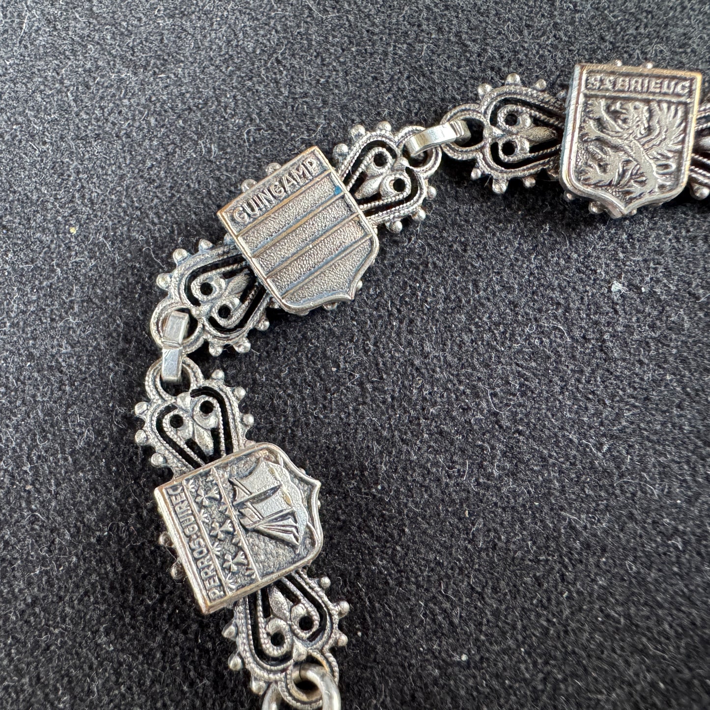 Bracelet ancien Souvenir de Bretagne « Perros Guirec - Guingamp - St Brieuc - Binic - Lannion »