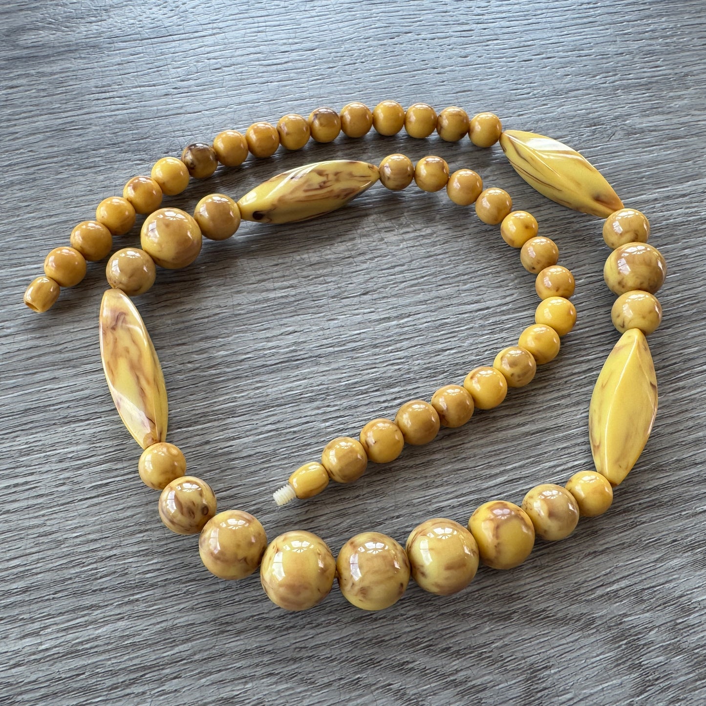 Collier vintage en Bakélite moutarde