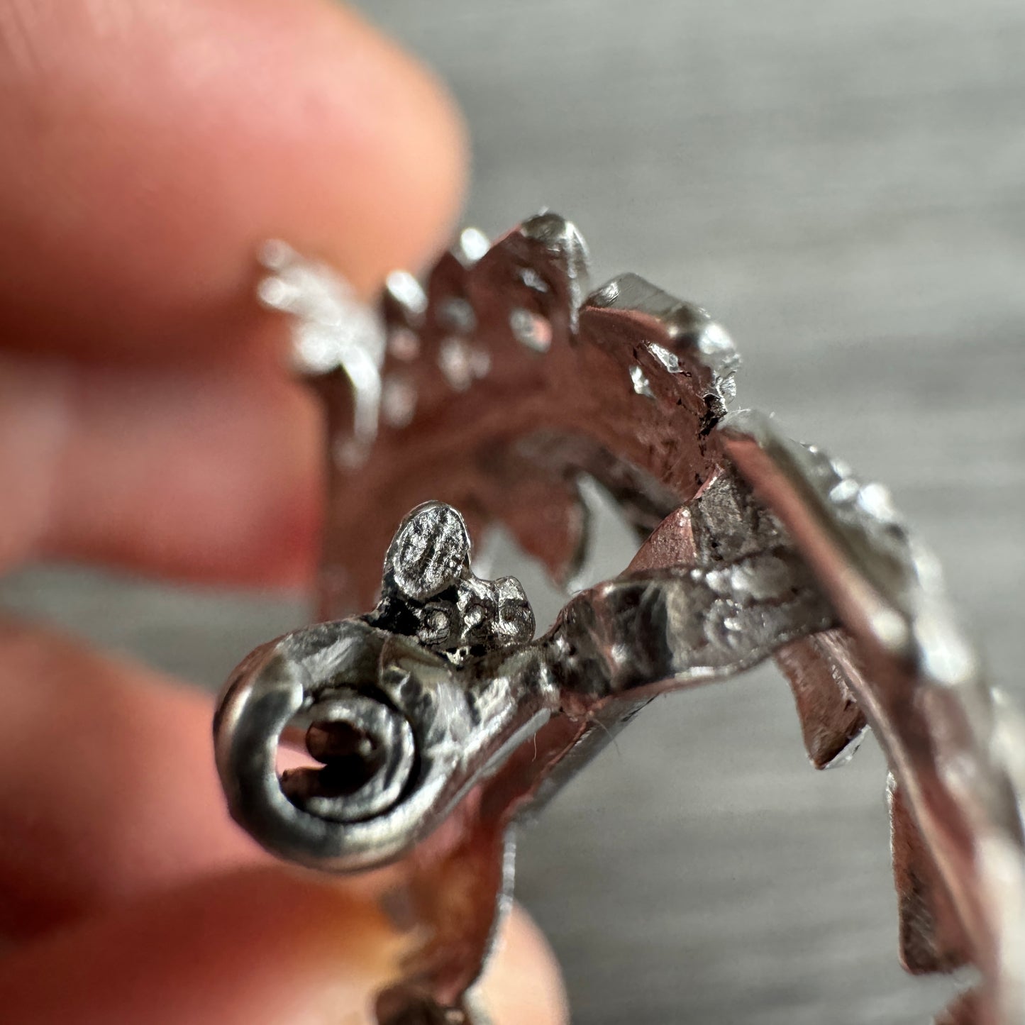 Broche ancienne « décor de plumes » argent massif