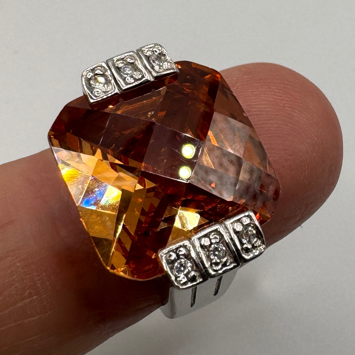 Grosse bague en argent et verroterie