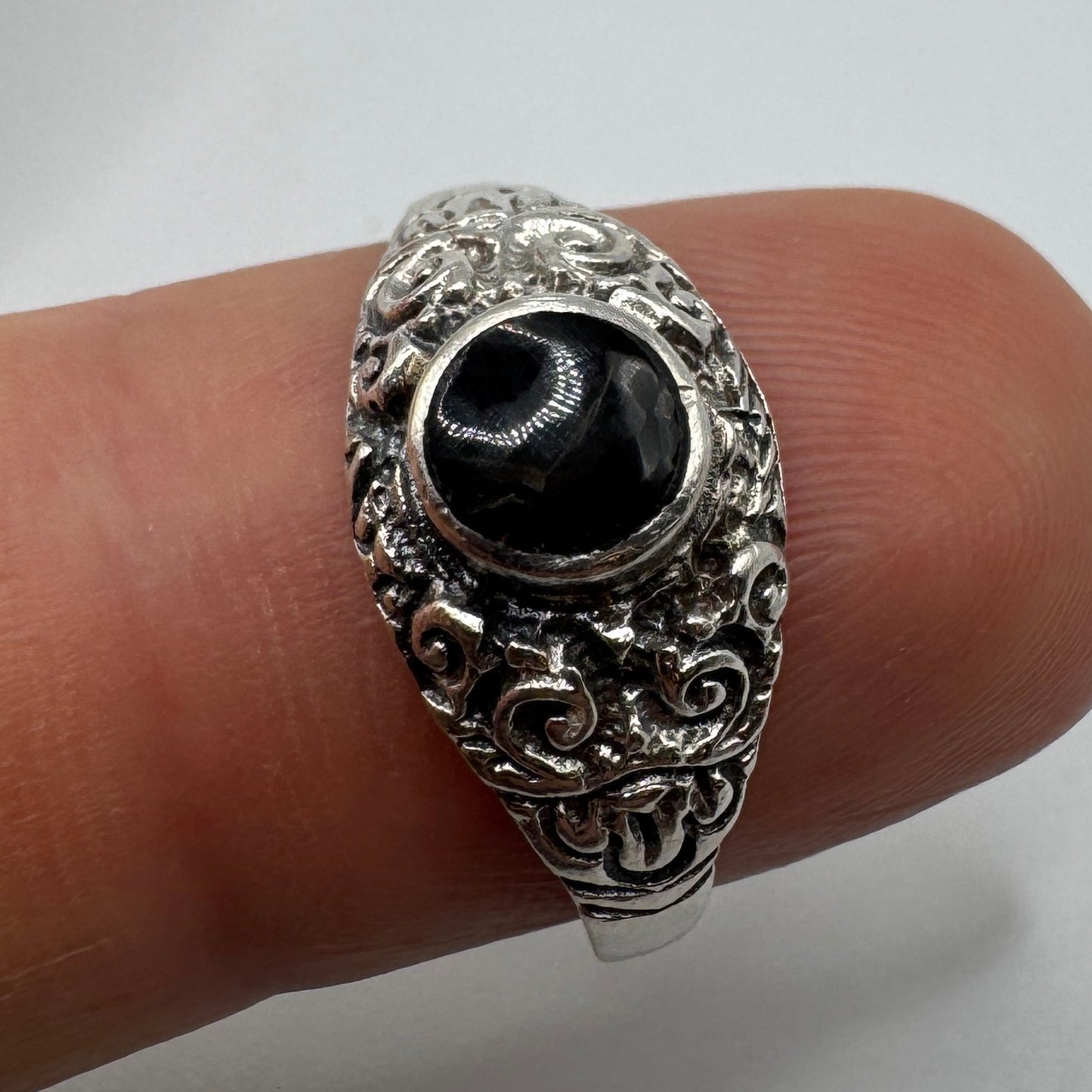 Jolie Bague en argent et pierre noire