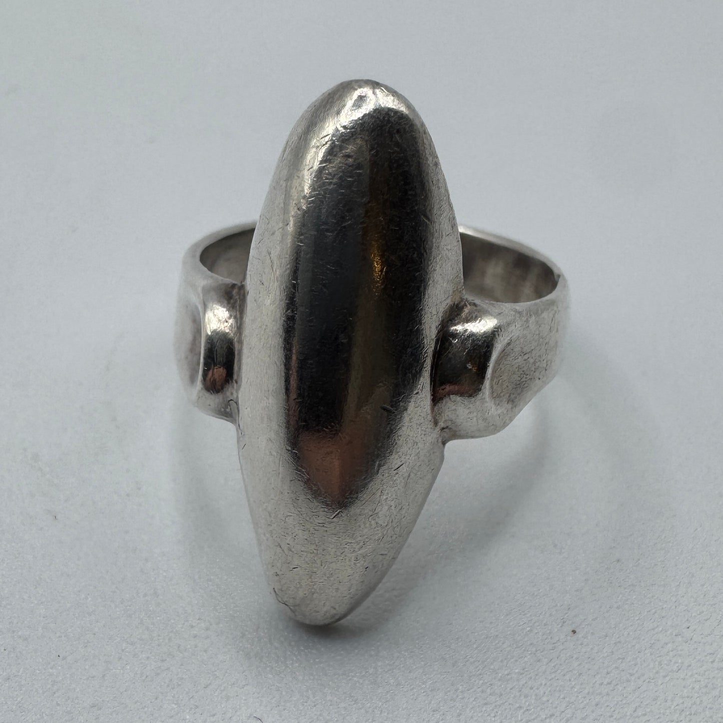 Bague en argent motif moderniste