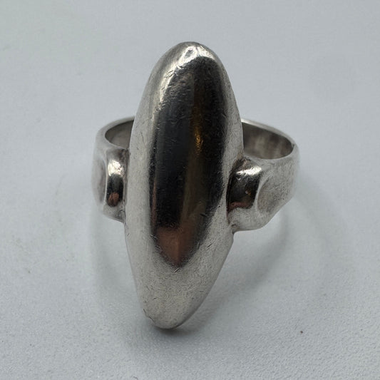 Bague en argent motif moderniste