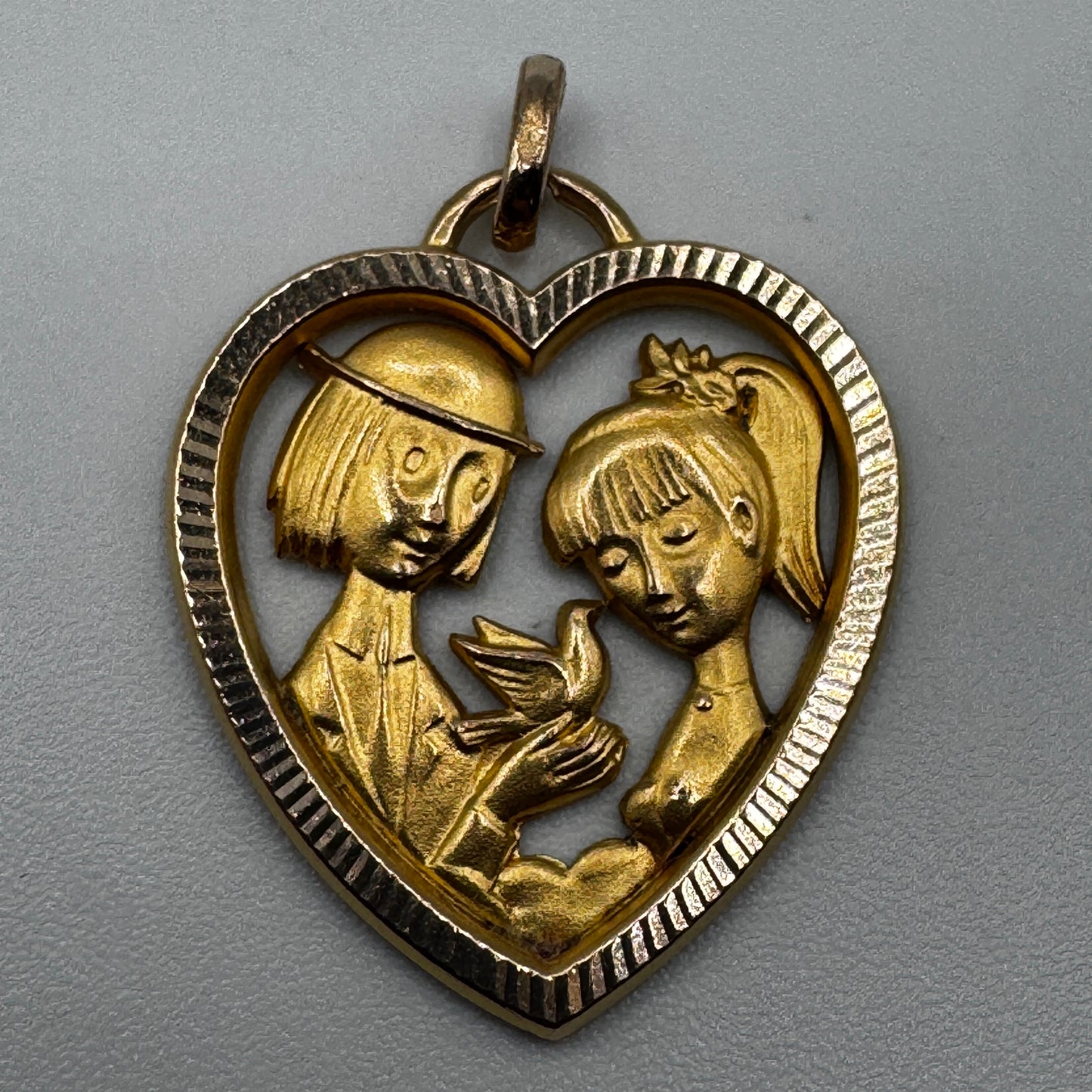 Pendentif ancien en plaqué or - « les Amoureux de Peynet »