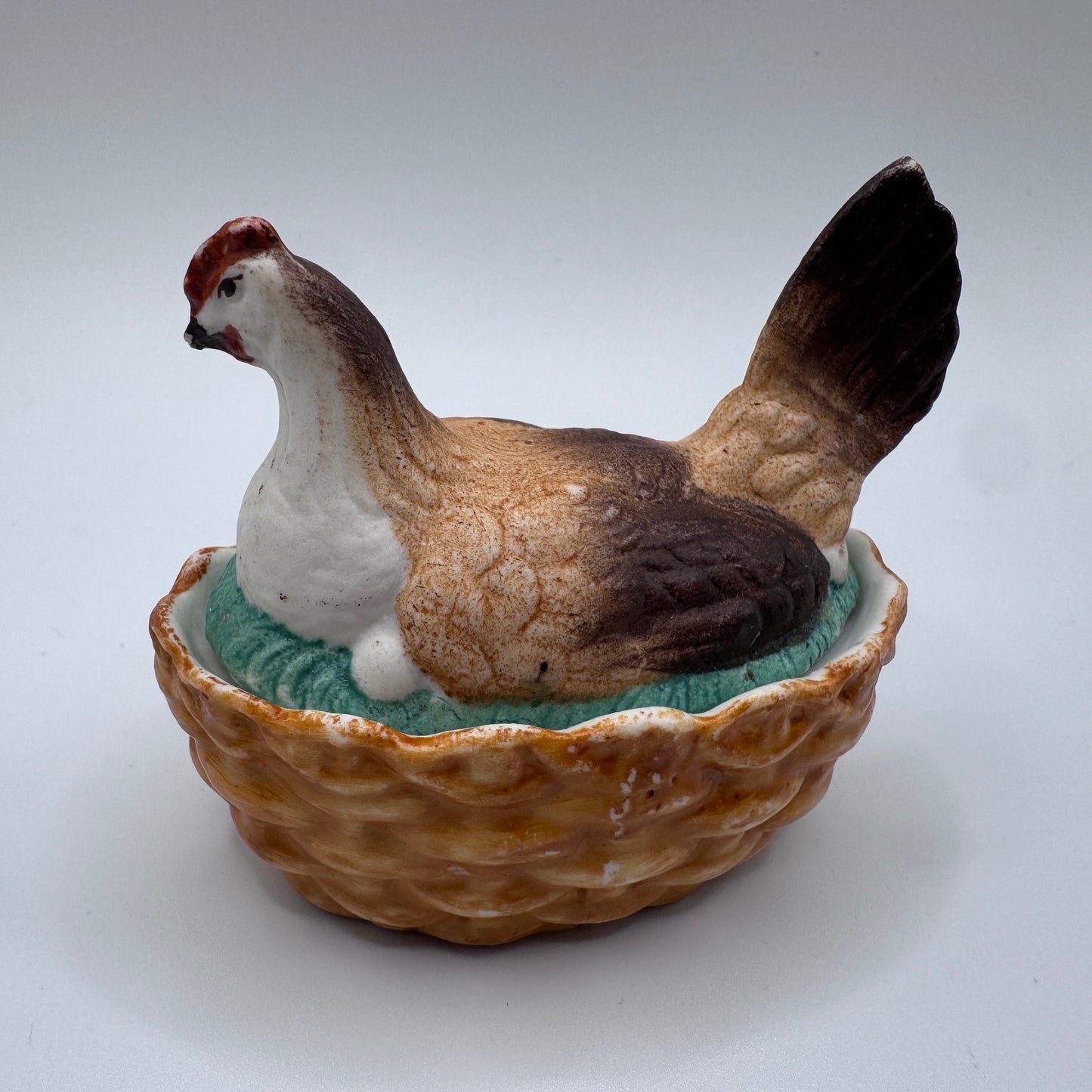 Boite Victorienne XIXeme en biscuit « poule couvant ses œufs »